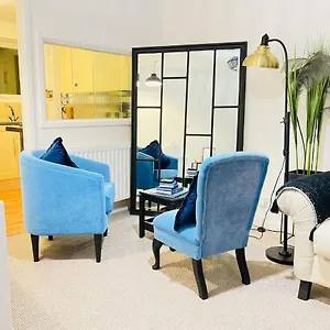  Holiday home Lovely 1 Bed Near Hospital, With Parking & Garden Work Contractor Leisure, Sapphire