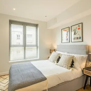  Holiday home Executive 2br Next To Station + Parking